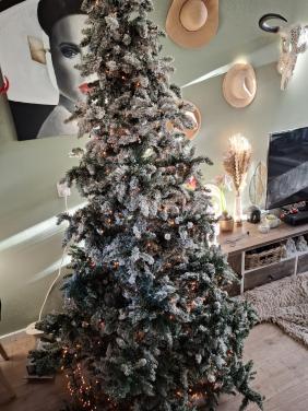 Kerstboom met lichtjes en sneeuw