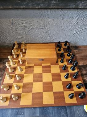 Vintage groot schaakspel met houten bord en Schaakstukken