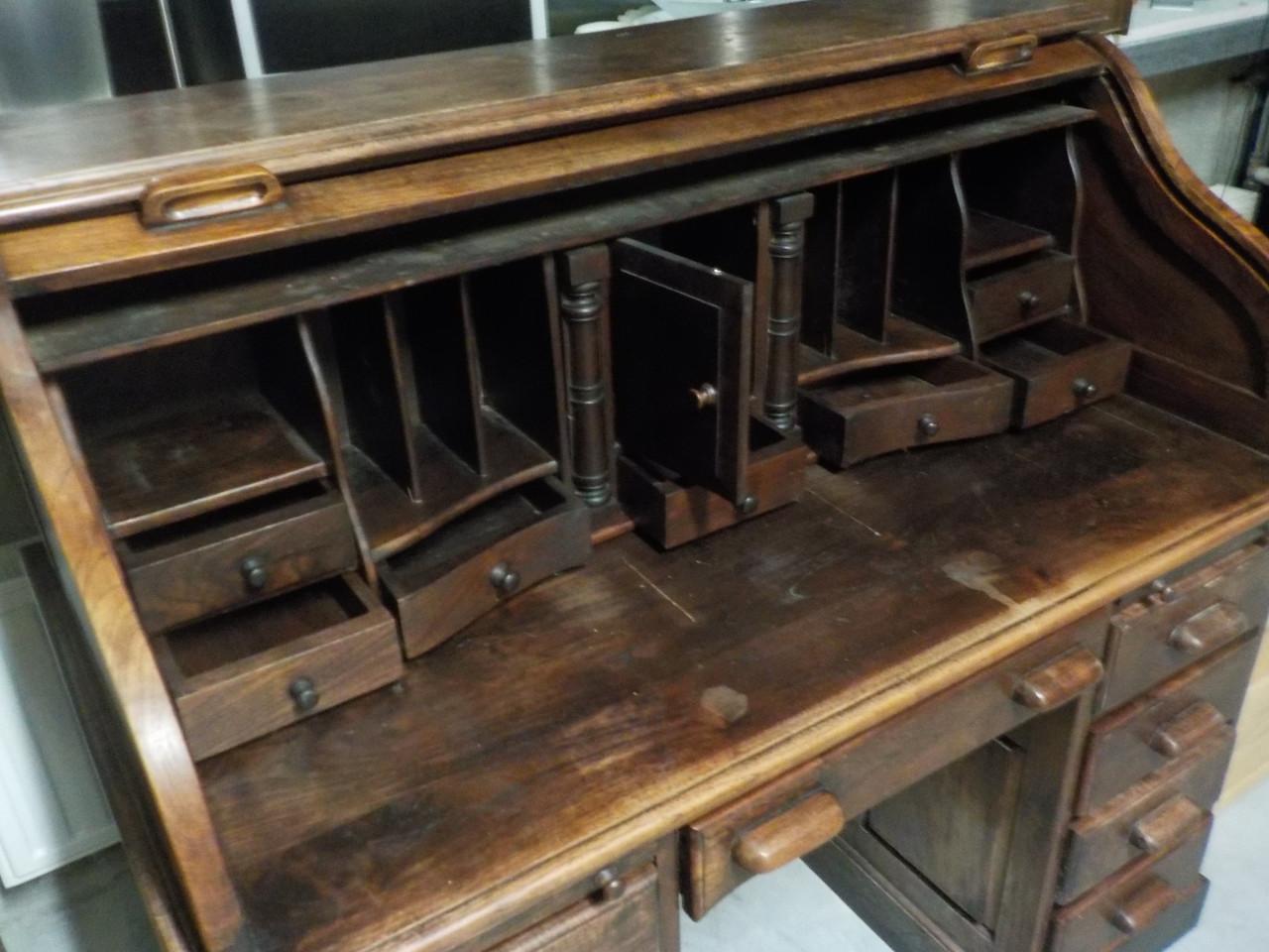 Geheel massieve secretaire in zeer goede staat