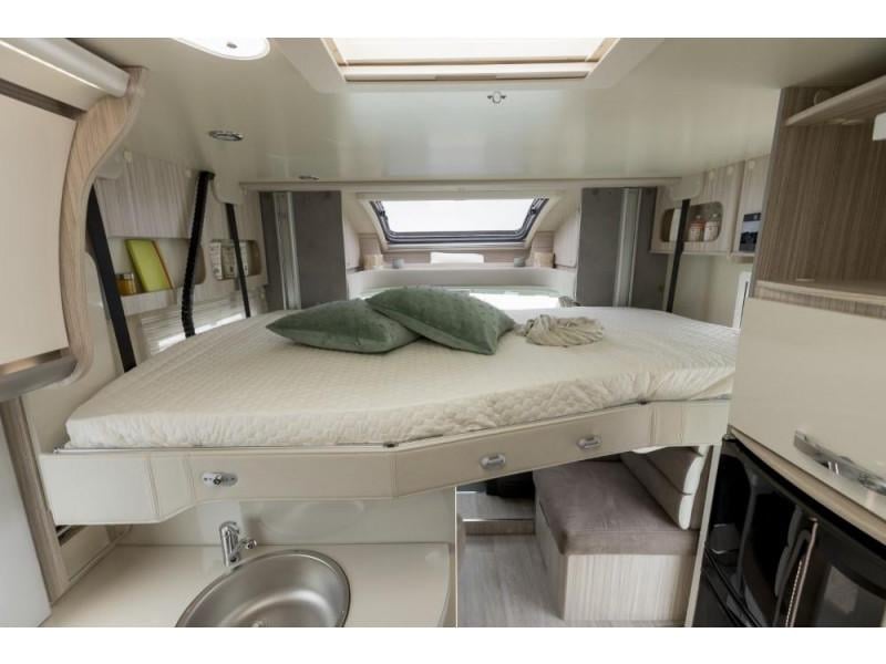 Te Koop: jonge half-integraal camper!
