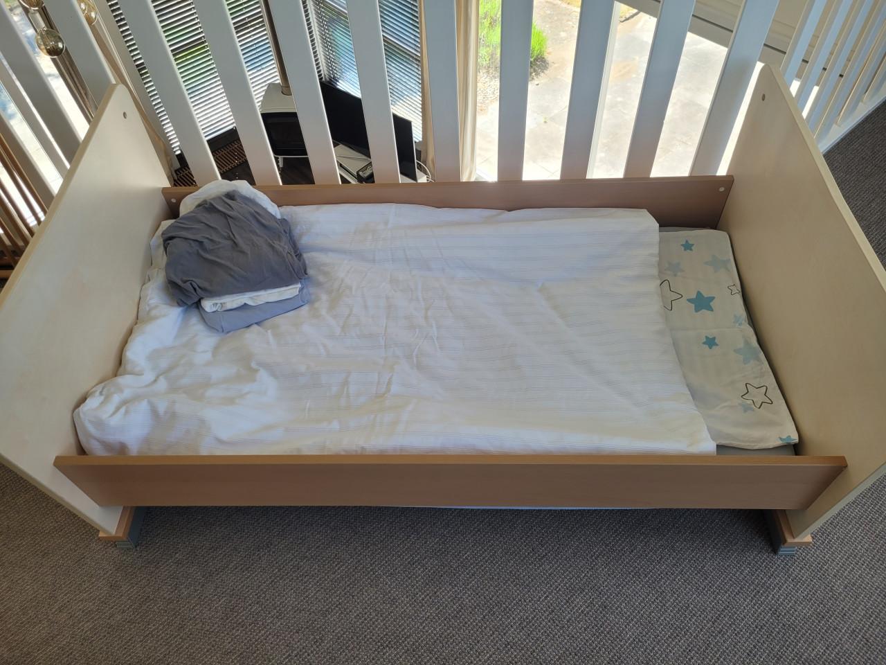 Peuterbed, baby ledikant, doorgroeiledikant 140x70 cm.