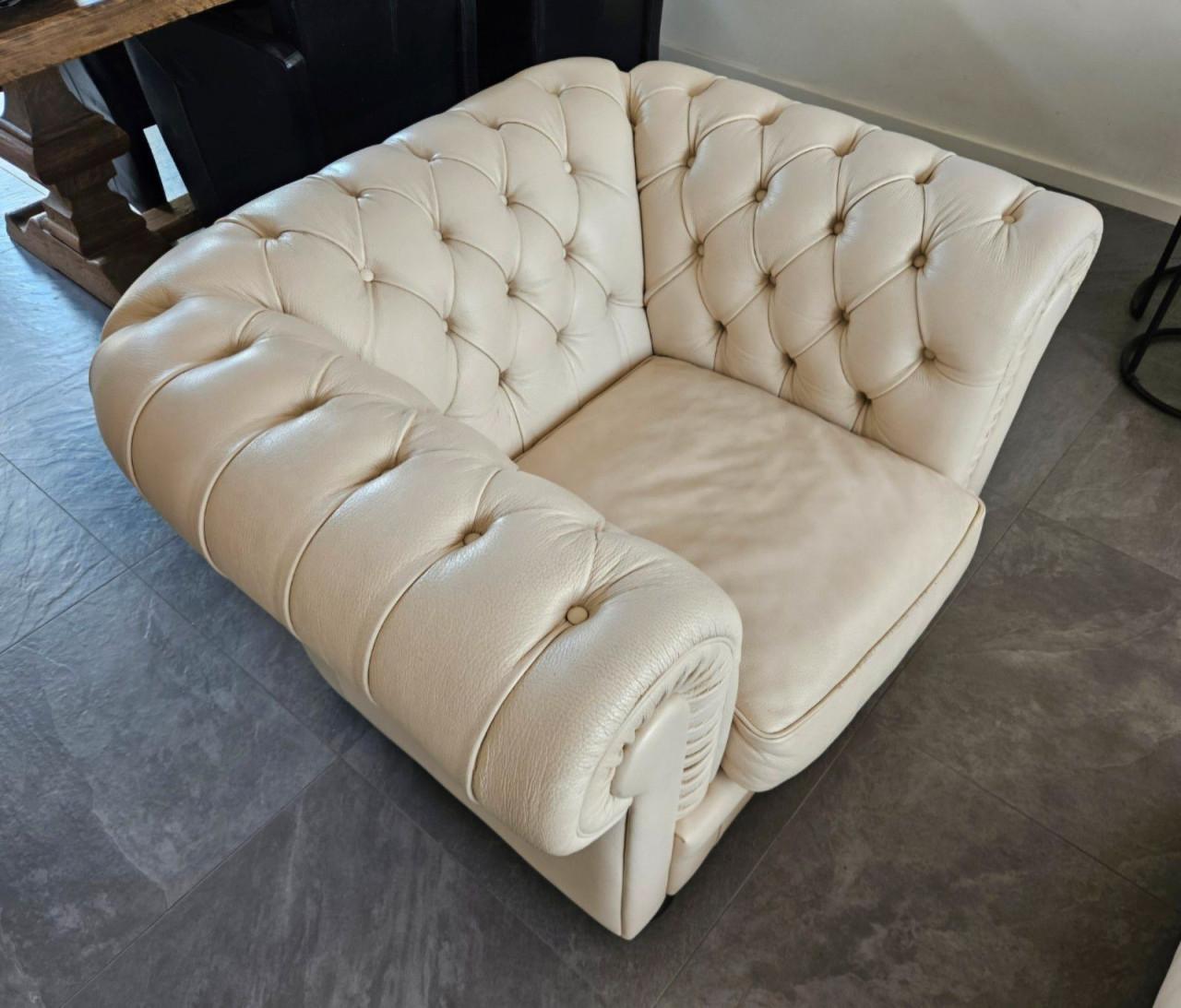 Lederen Natuzzi King (Chesterfield stijl) bankstel + hocker