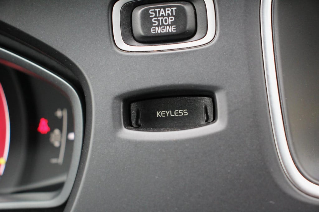 Volvo V40 1.6 t3 momentum -xenon - trekhaak - navi - achteruitrij camera - 