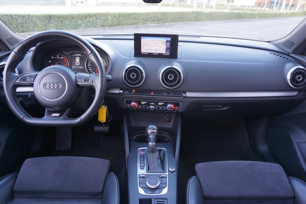 Audi A3 sportback 1.4 tfsi ambition pro line s airco / navi / cruise / pano