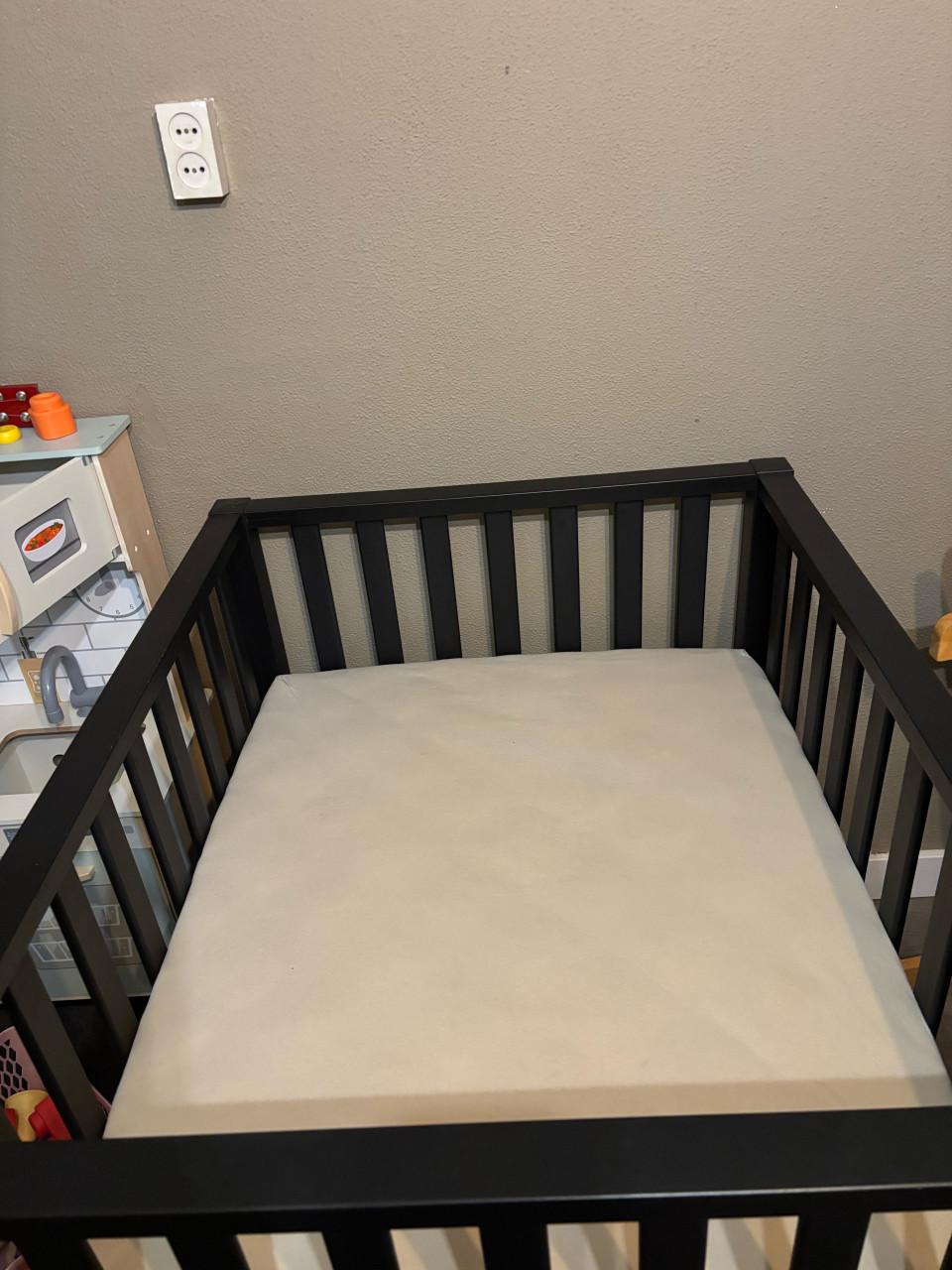 Kinderbox zwart met matras