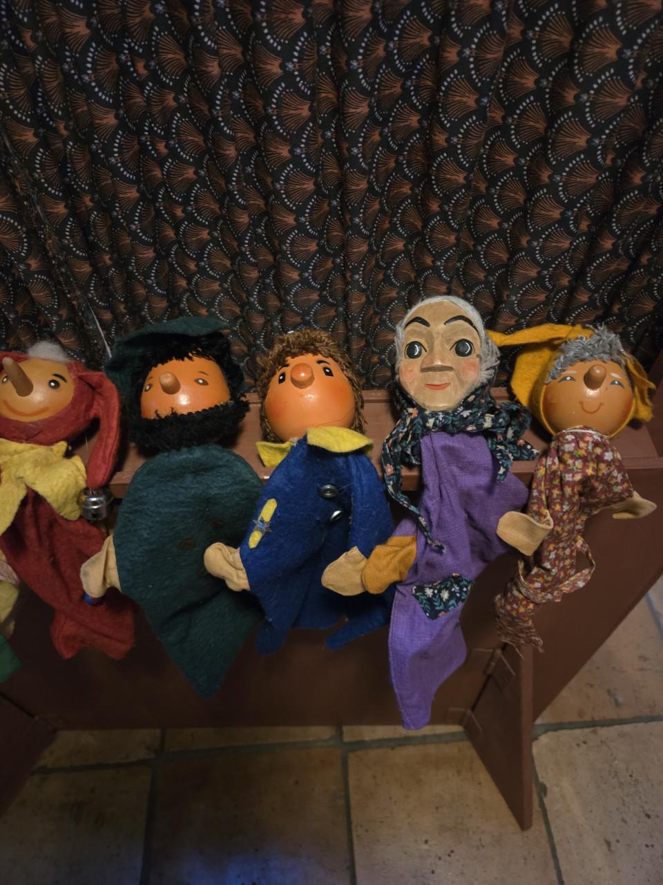 Poppenkast met 8 houten poppen en wisselende achtergronden