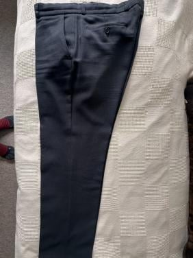 2 NIEUWE PANTALONS 1 BLAUWE EN 1 ZWARTE.