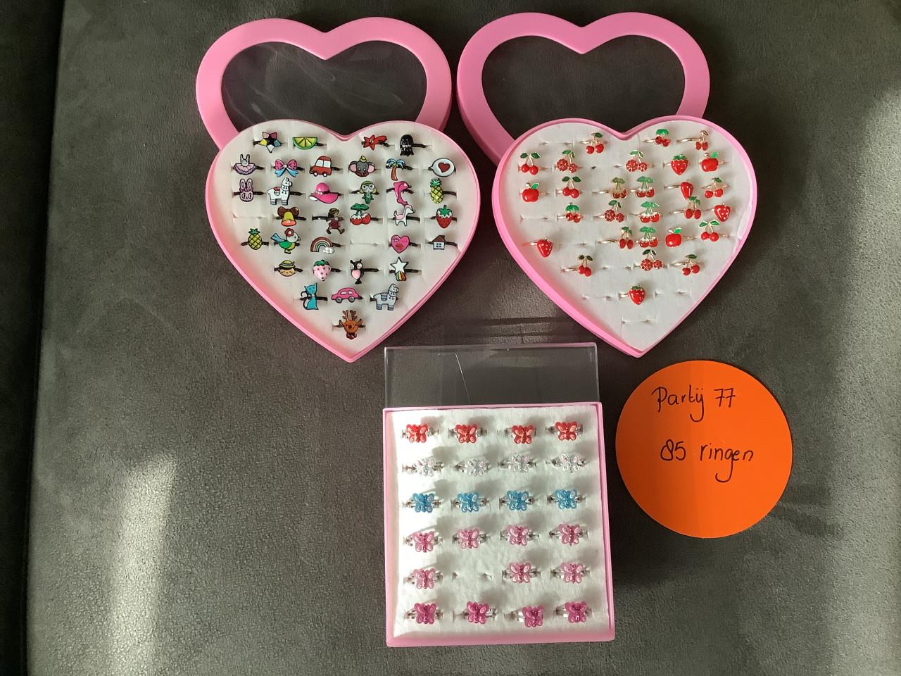 Partij leuke kinderringen. ( partij 77)