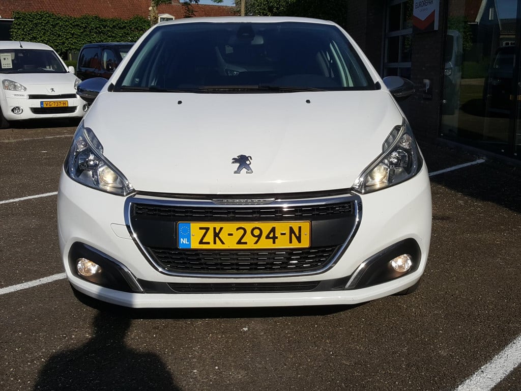 Peugeot 208 1.2 puretech 82pk signature navigatie | apple carplay & android