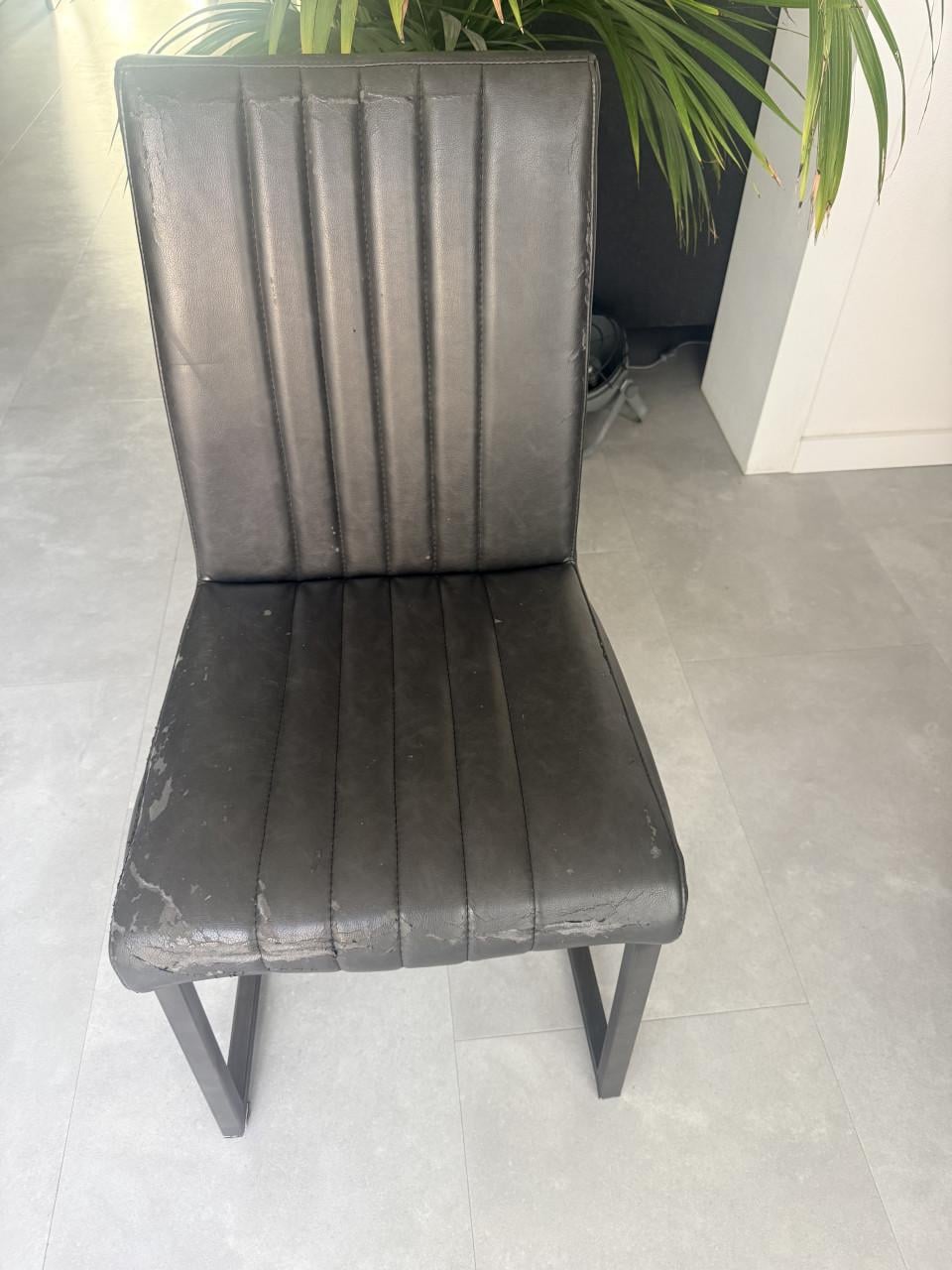 3 stoelen en 1 eetbank