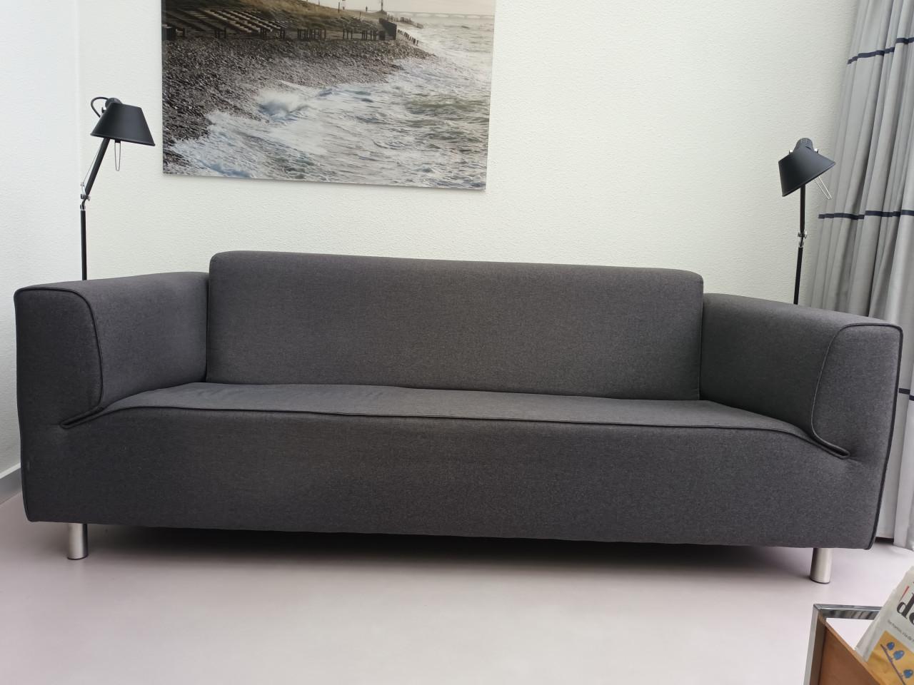 Grijze bank. 220 cm breed, 90 diep. Gratis af te halen.