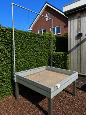 Makkelijke Moestuin Hero tafel met 16 vakken en klimrek
