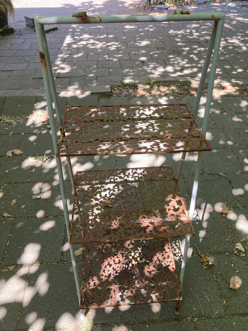 2 Oude metalen plantenrekken