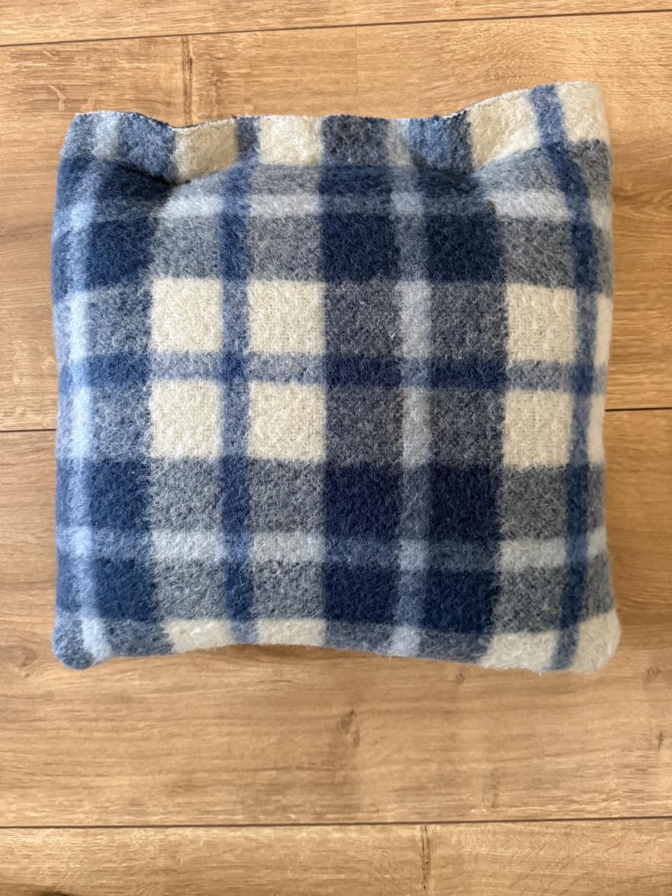 Kussen van vintage deken 40cm bij 40cm (zolderopruiming)