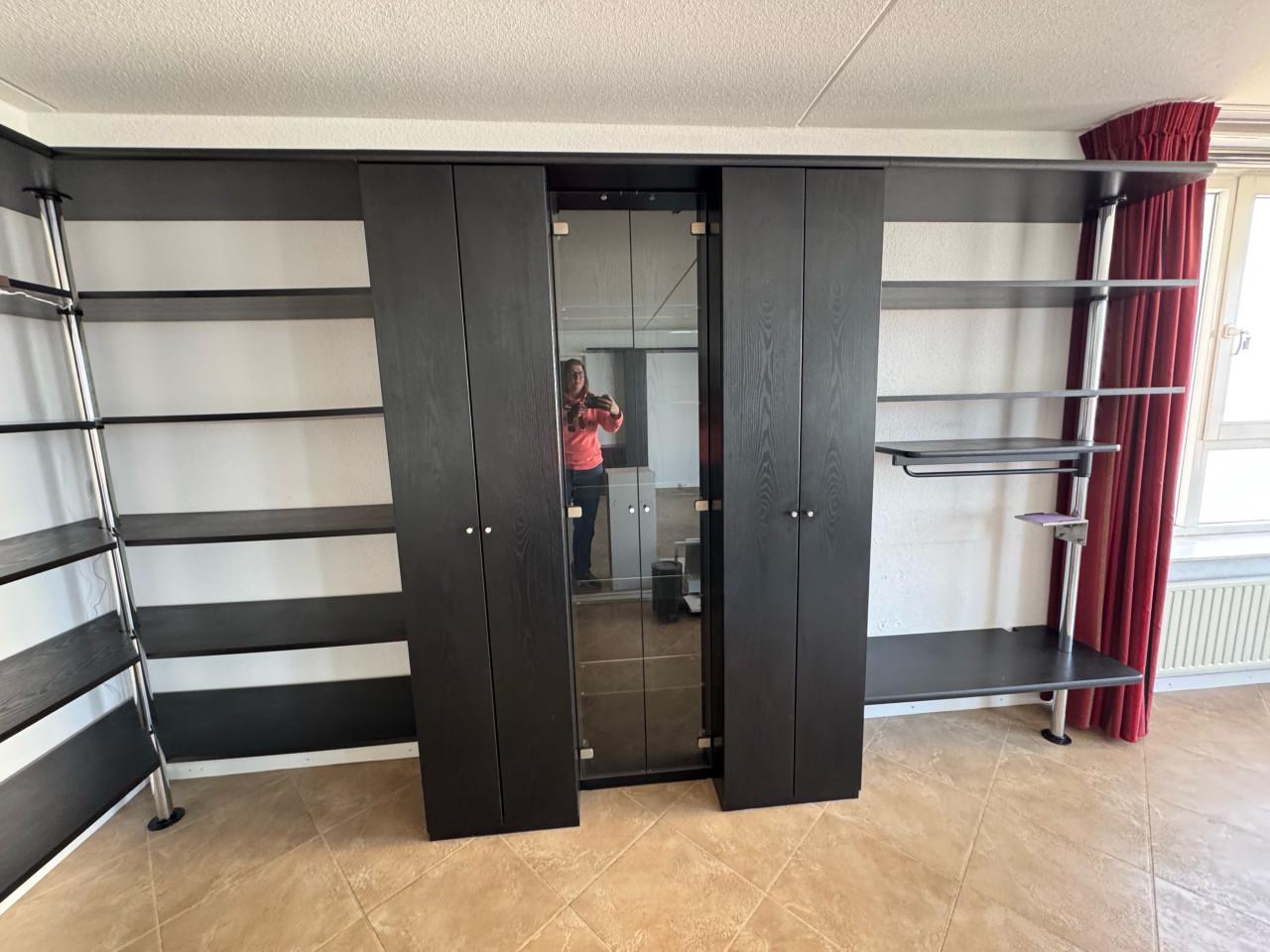 Set van mooi houten wandmeubel + tv-ombouwkast met veel planken