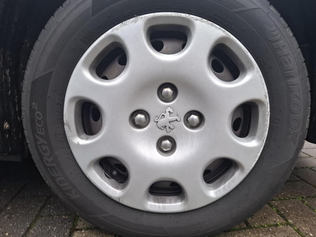 Peugeot 206 1.4i generation 5-drs airco/cruise nieuwe apk!