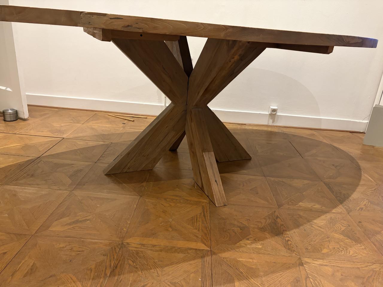 Houten eettafel + 6 stoelen