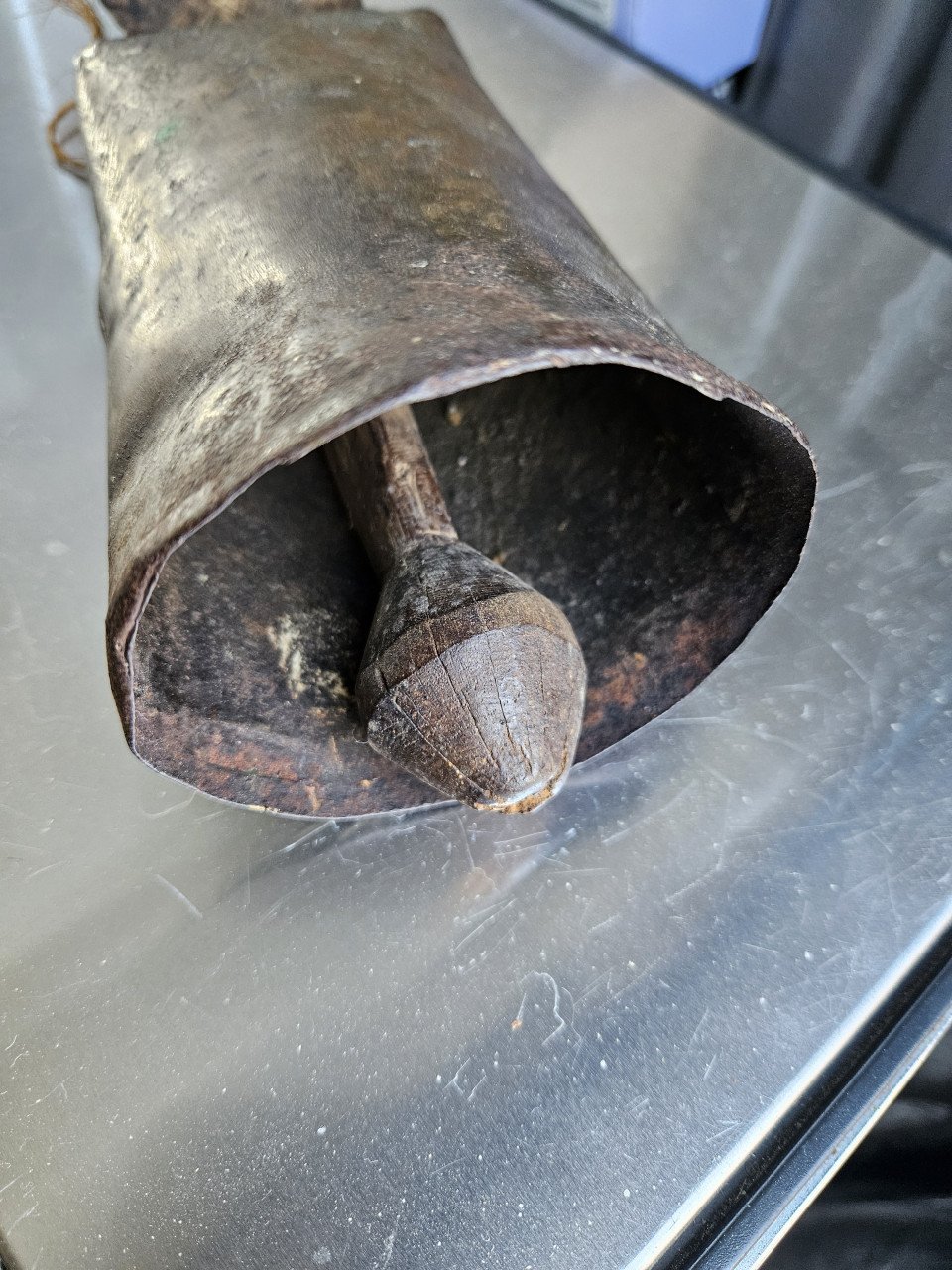 Prachtige grote bronzen geitenbel met dikke lederen riem...