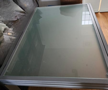 Mooie grote glazen, uitschuifbare tafel
