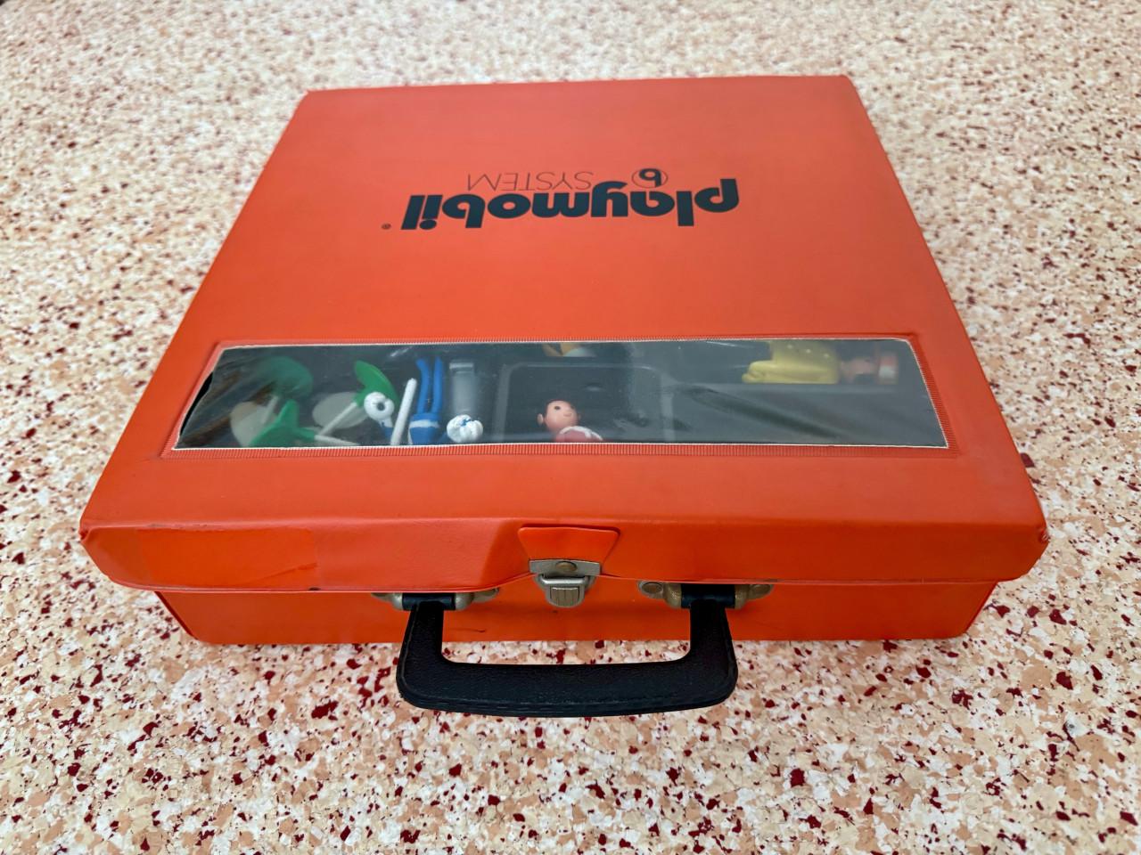 Vintage oranje Playmobil koffer met inhoud uit jaren 70