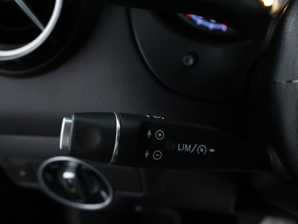Mercedes-Benz Gla-klasse 180 business solution amg line | panoramadak | cru