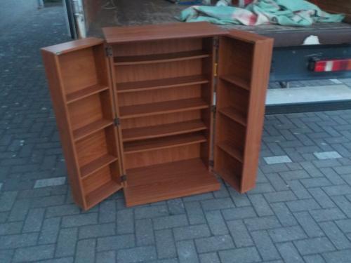 Kast in zeer goede staat voor meerdere doelen geschikt zoals cd , dvd  boek