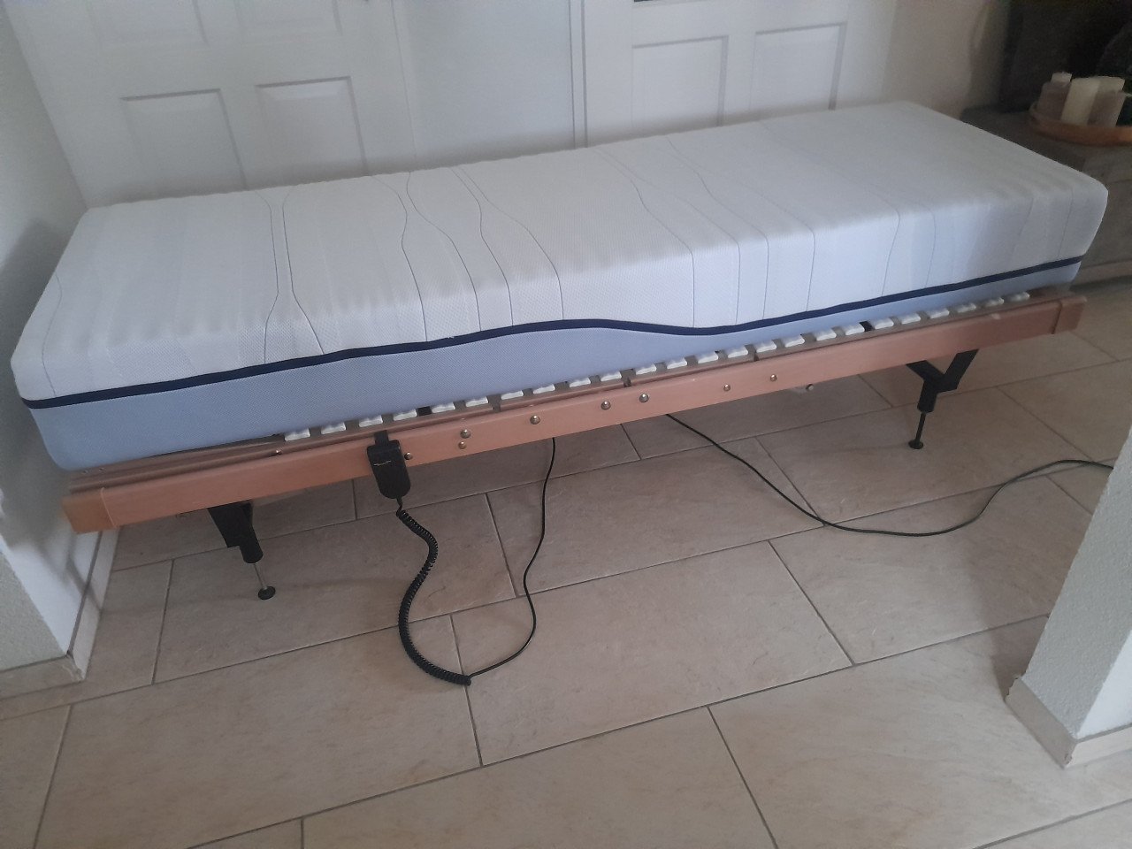 Elektrische verstelbare Lattenbodem op pootjes + matras (70 x 200