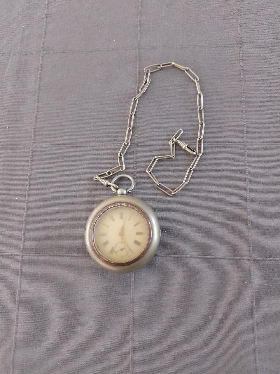 Oude goed werkende zakhorloge met sleutel