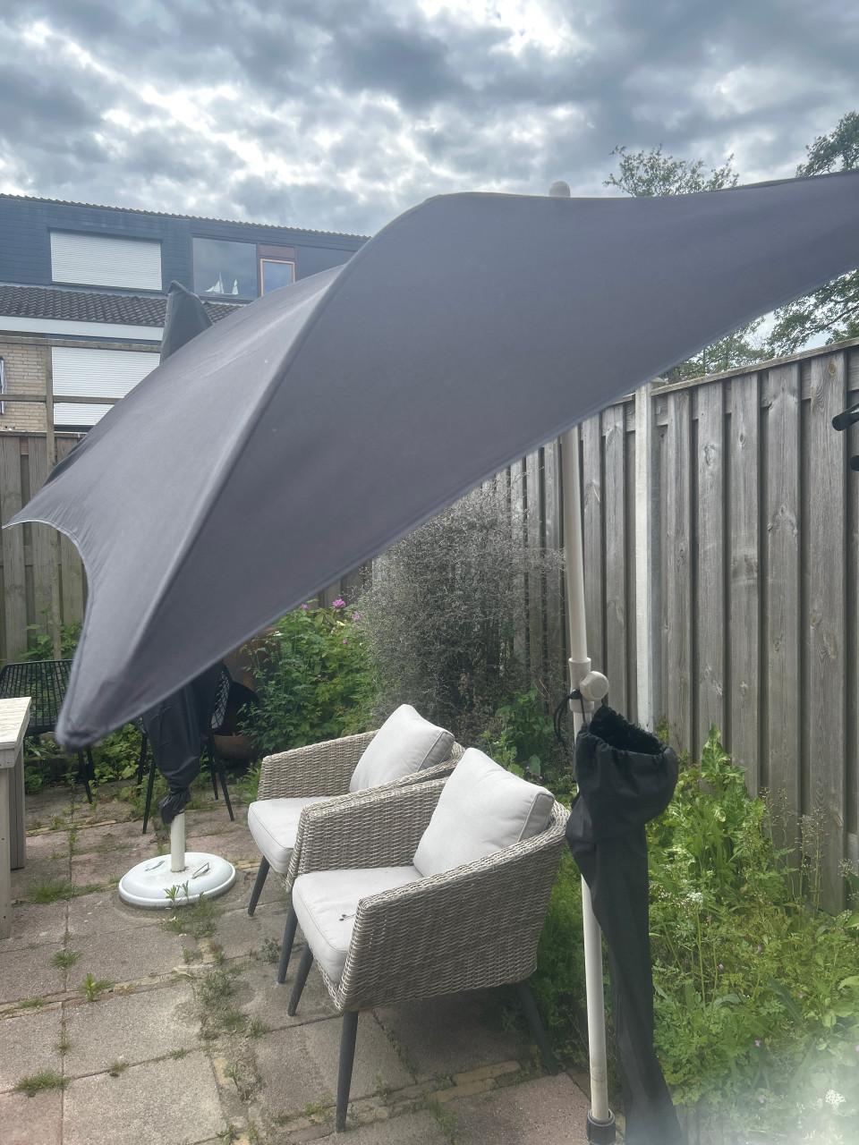 Halve parasol voor balkon of muur met betonnen standaard. 30.00.