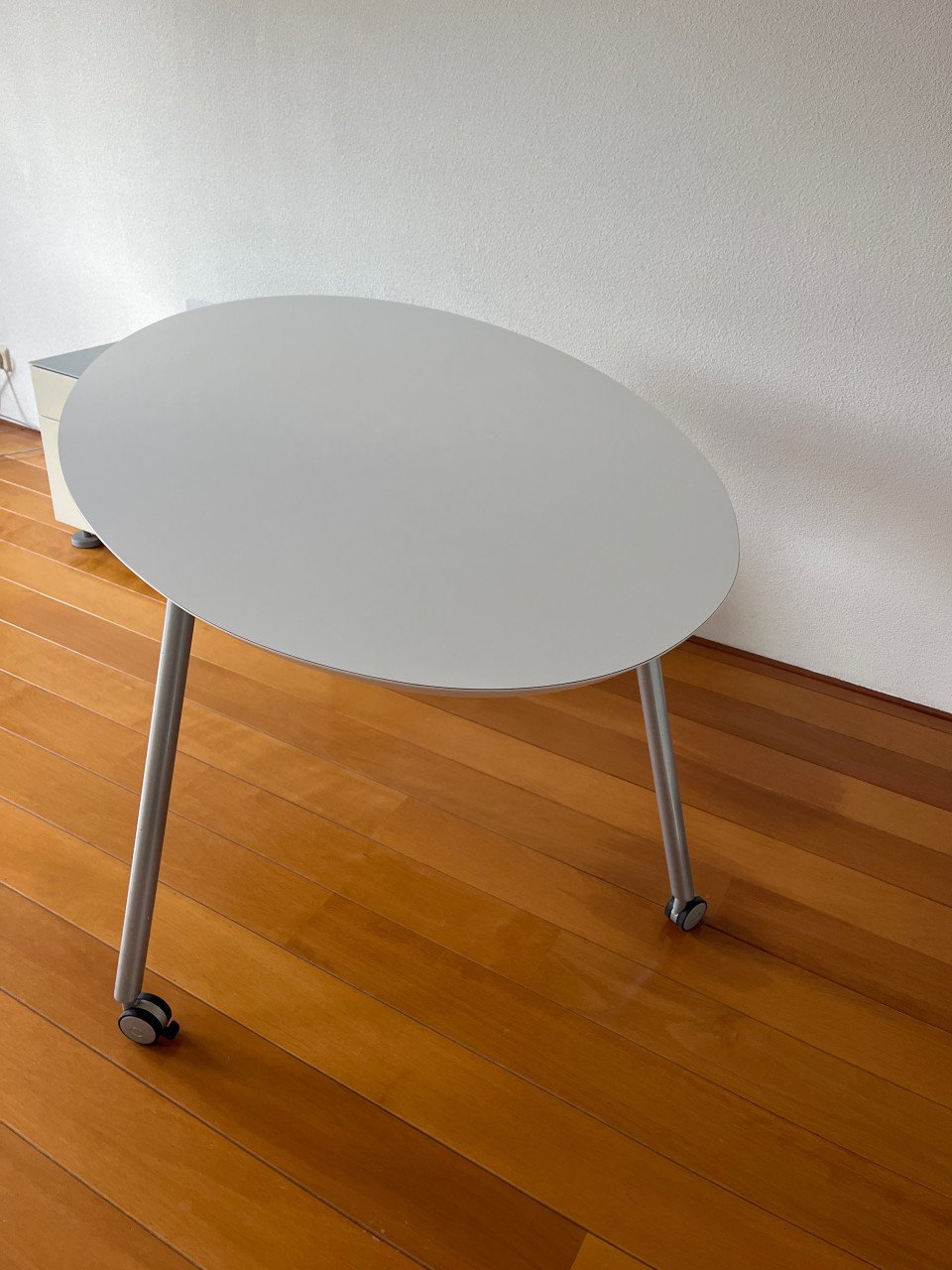 Design bureau met aparte ladekast en draaibare tafel