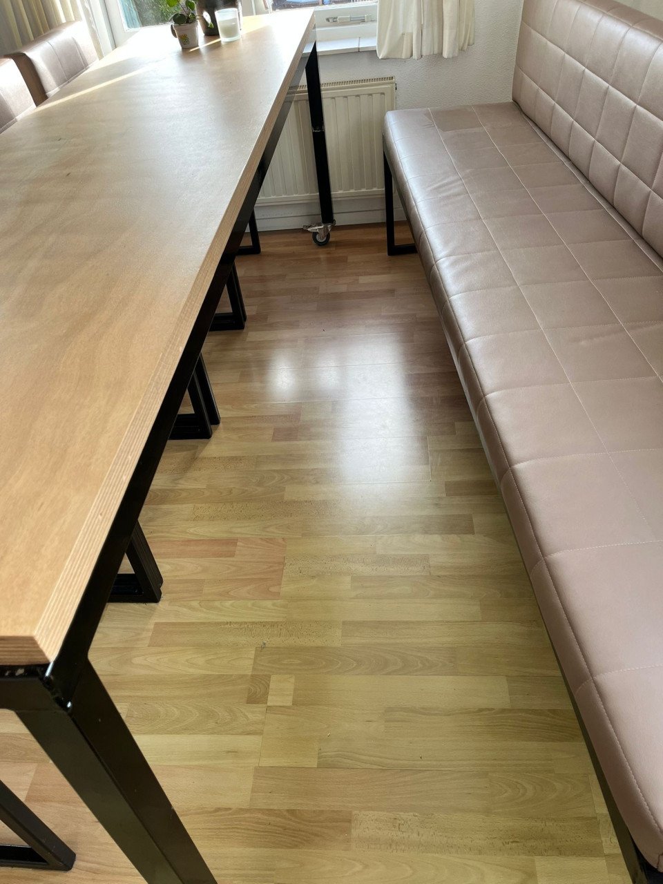 Eettafel/ bartafel met bank en 4 stoelen