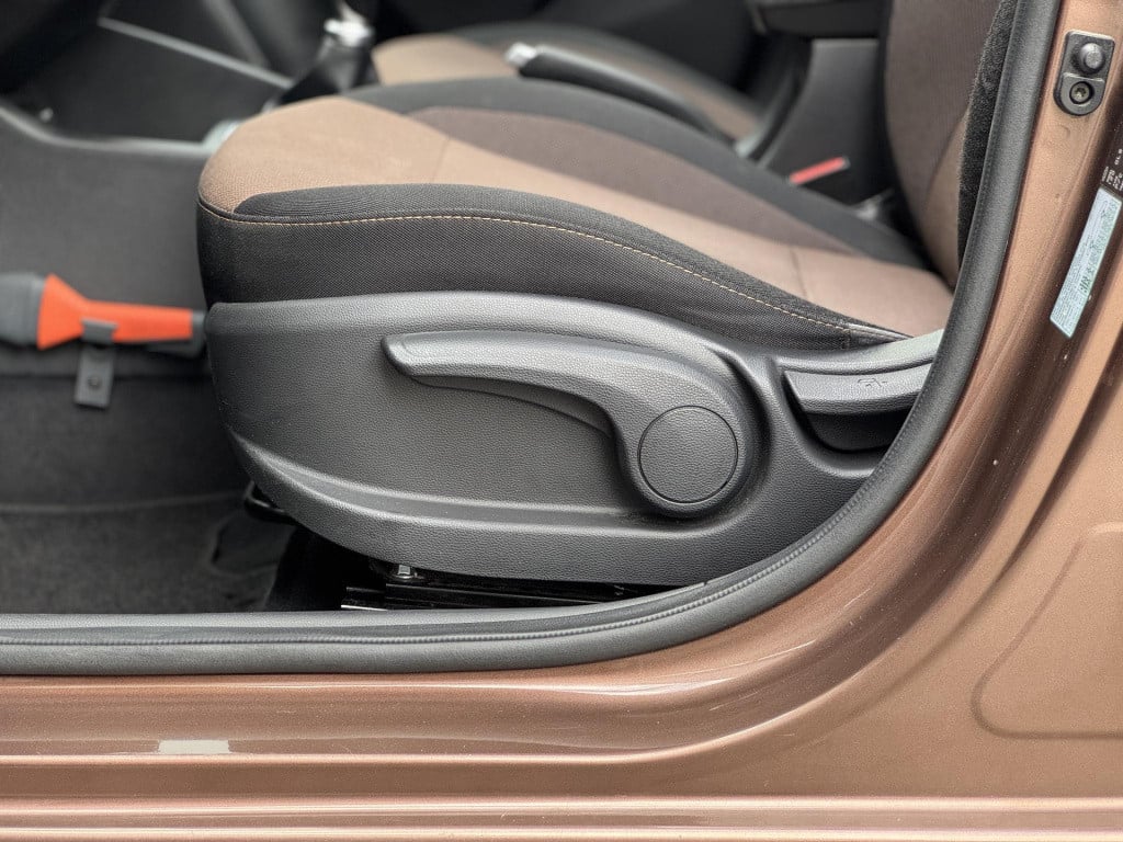Hyundai I 20 1.2 hp i-motion premium | panoramadak | cruise & climate contr