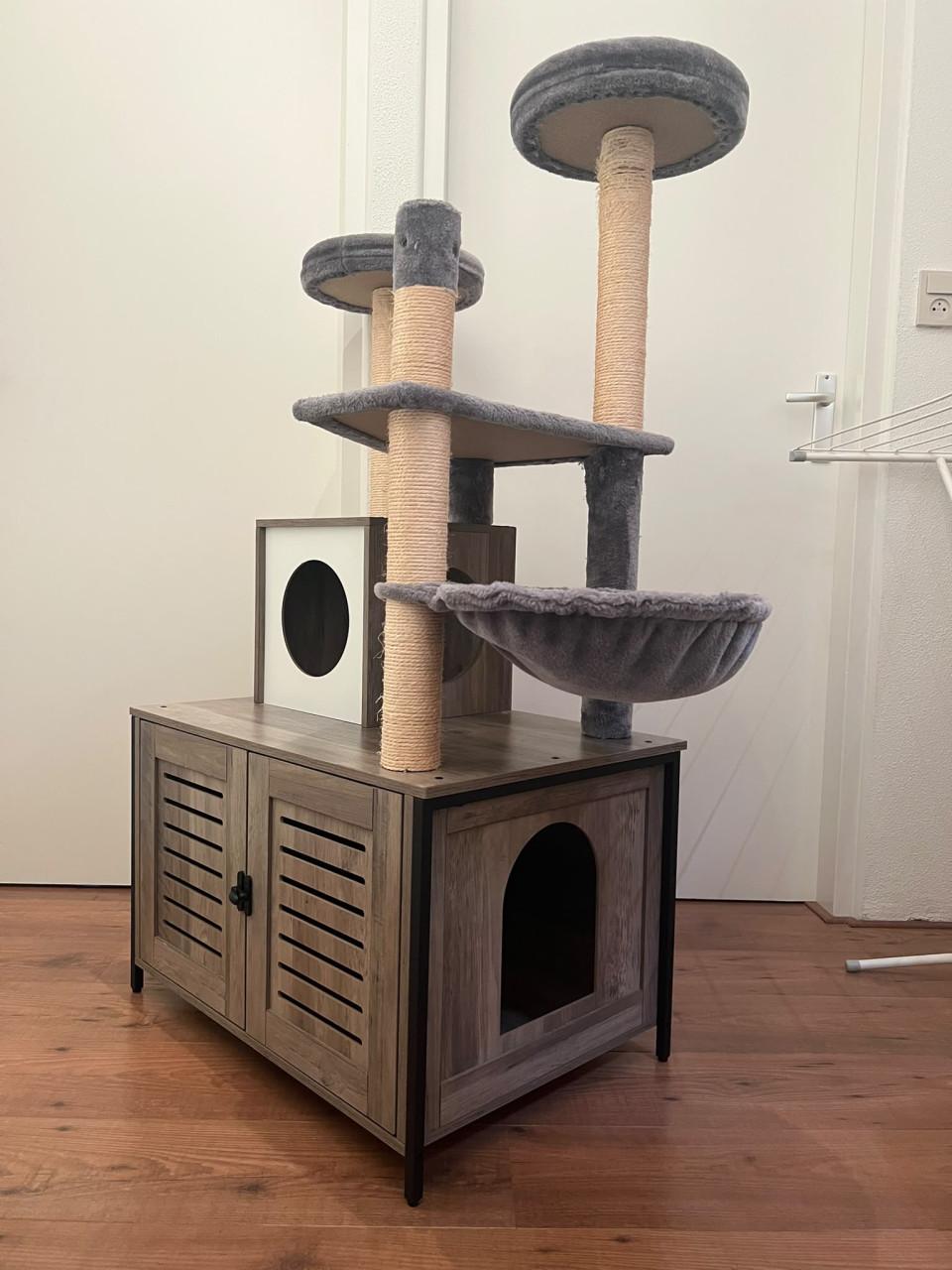 Kastje met krabpaal voor kattenbak