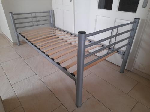 Metalen bed 90 x 200 ( in goede staat )