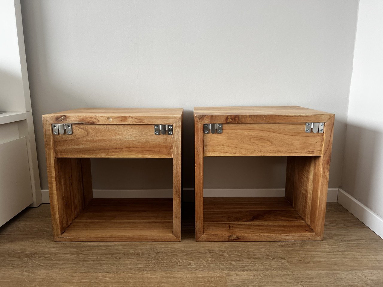Houten nachtkastjes zwevend