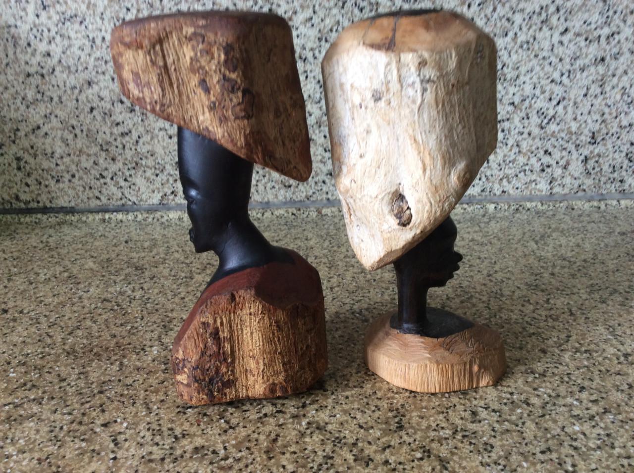 2 mooi  uitgesneden Afrikaanse houtsnijwerkjes in Ebbenhout. Hoogte: 15 cm.