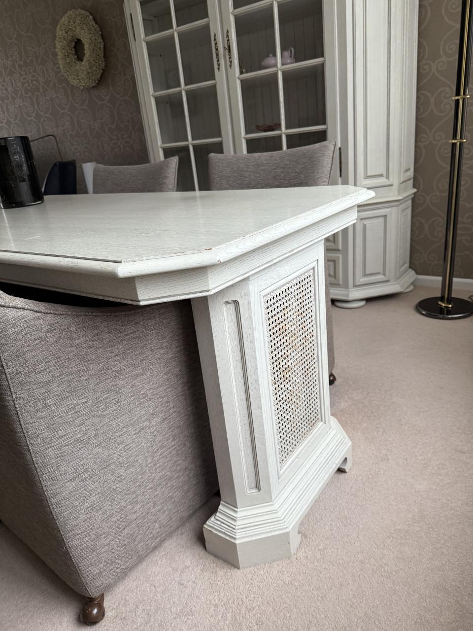 Mooie wit houten eettafel