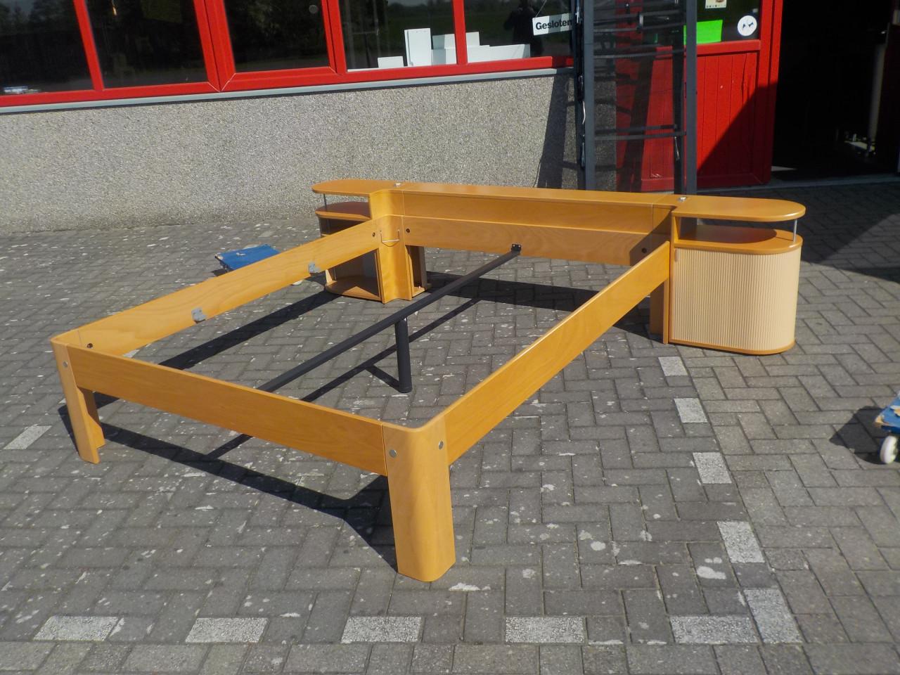 In vrijwel nieuw staat AUPING LEDIKANT + 2 verstelbare spiralen + 2 matrass