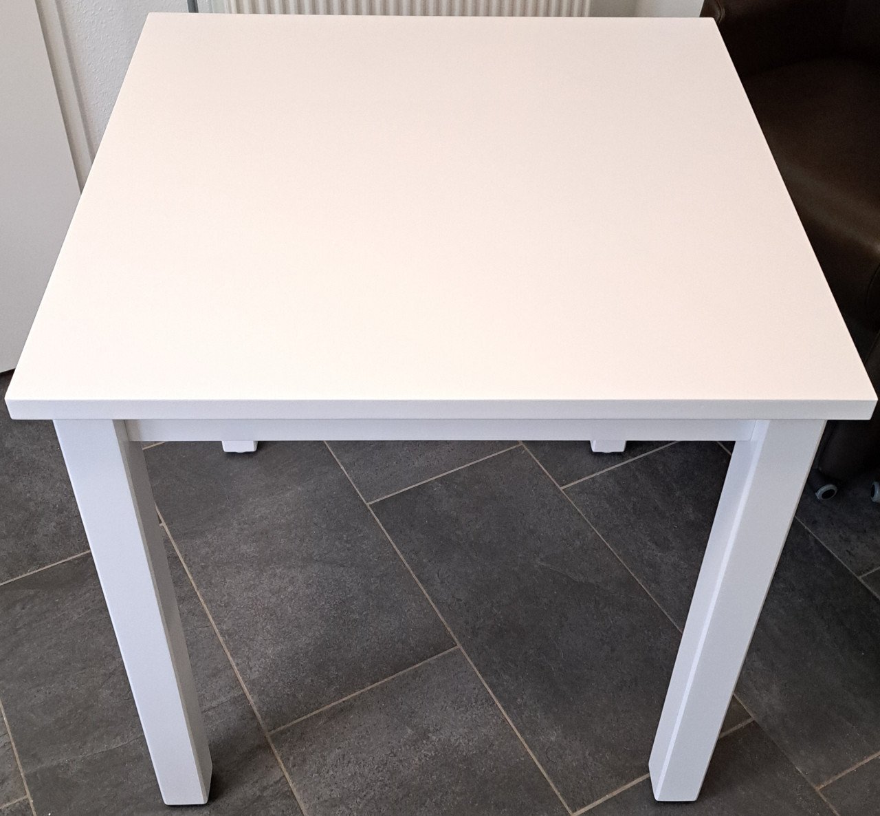 Mooie tafel & 4 bruine lederen stoelen