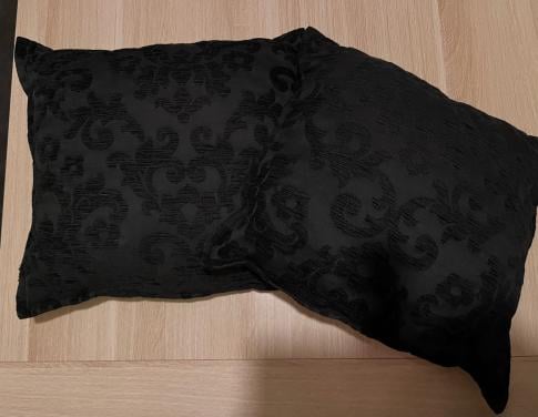 Twee zwarte sierkussens