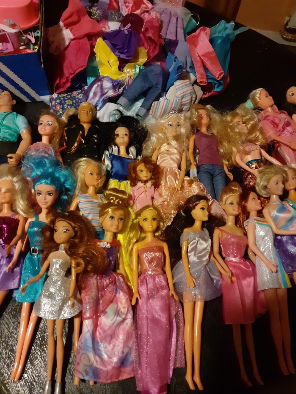 30 barbie poppen ( nep ) met kleding en accessoires