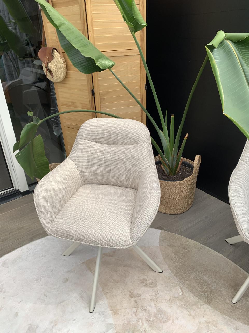 4 Eetkamerstoelen,  draaibaar, crème licht beige.
