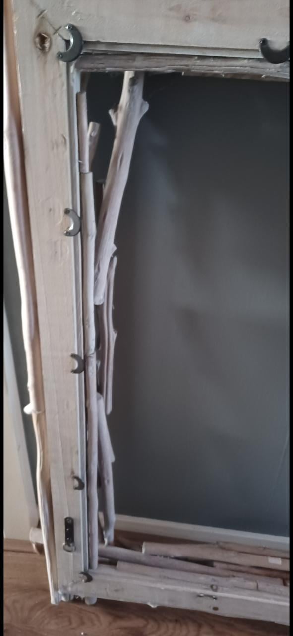 Grote lijst gemaakt van drijfhout