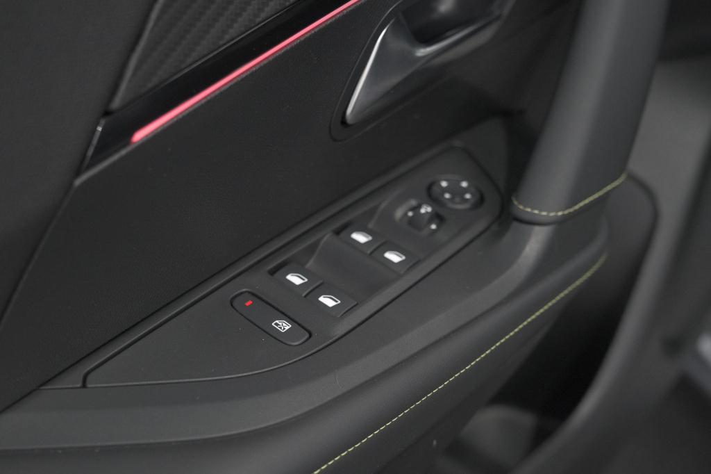 Peugeot 2008 1.2 hybrid 145 gt | camera | apple carplay | parkeersensoren