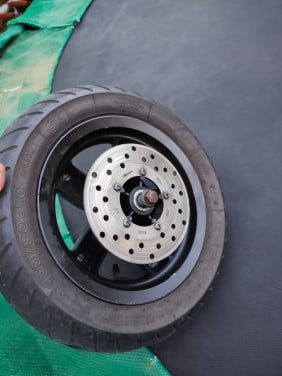 Piaggio Zip voorvelg met band en remschijf
