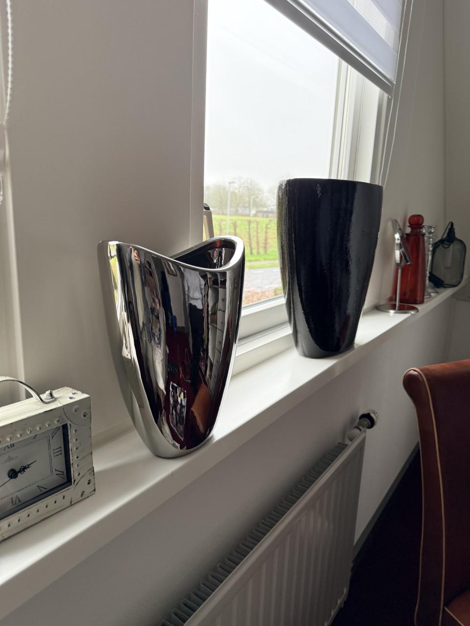 Bloempot/vaas zwart, bloempot/vaas zilverkleurig