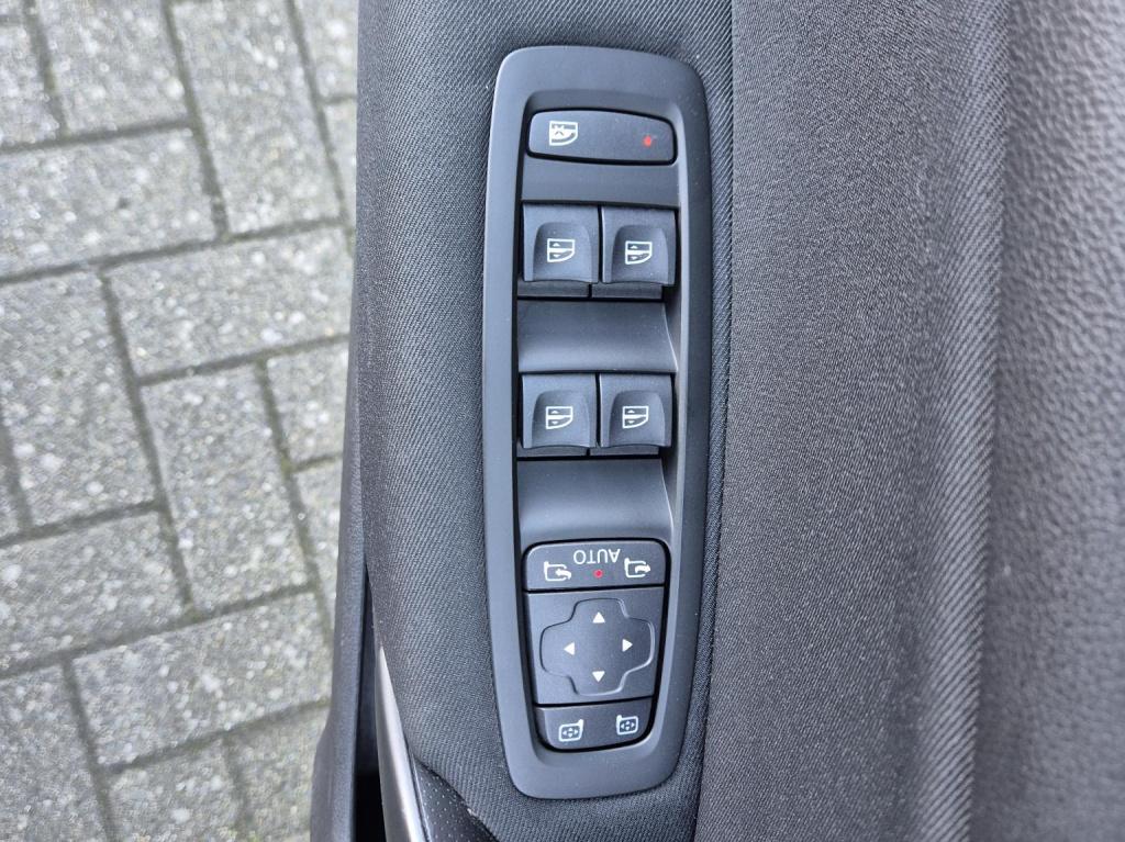 Renault Megane 1.3 tce 140 edc automaat business edt. trekhaak, all season 