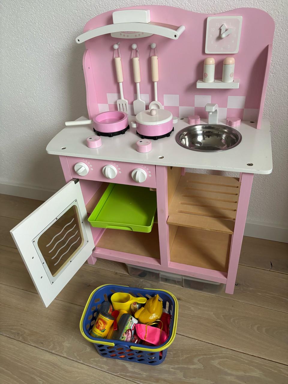 Poppenhuis en keukentje te koop