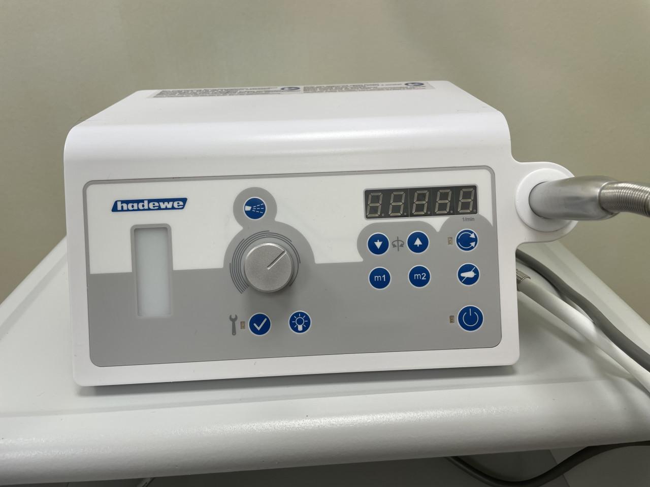 Pedicurestoel, pedicuremotor, instrumentenkast met loeplamp