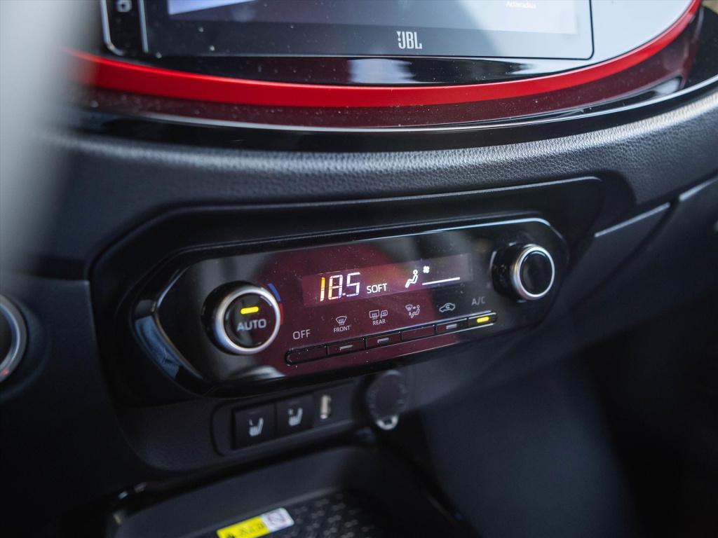 Toyota Aygo x 1.0 vvt-i mt 72pk premium | trekhaak | jbl sound system | app